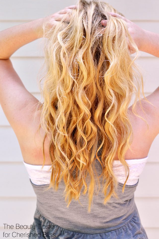 This tutorial is a speedy alternative for the hot summer hair trend by using a curling iron and DIY beach spray.