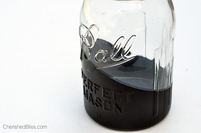 Add a little character to your kitchen with this DIY Mason Jar Utensil Holder with a "dipped" chalkboard accent! 