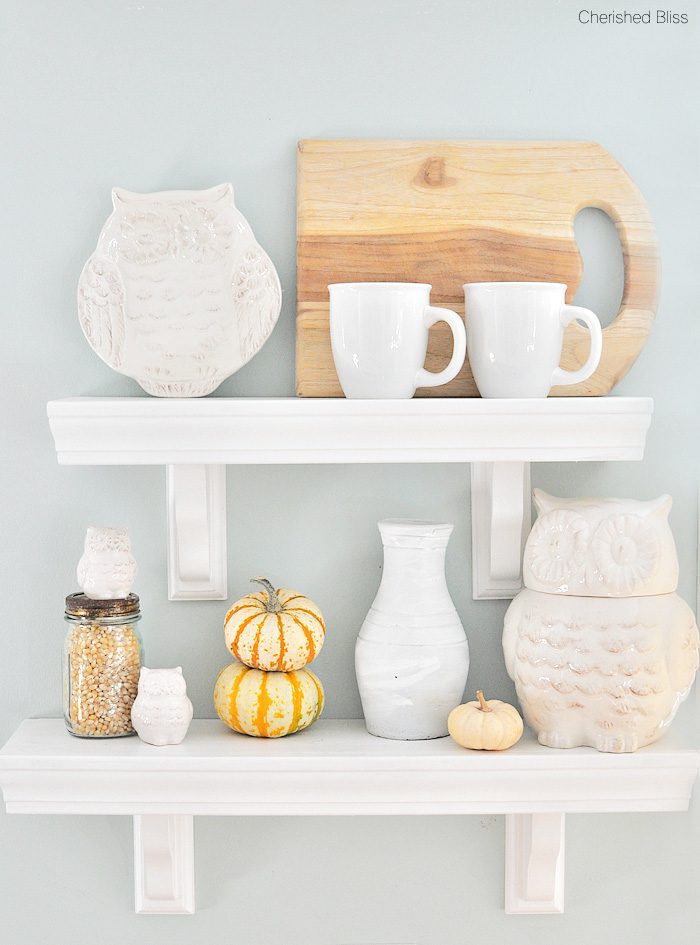 Add a little dining room fall decor to your house for a cozy season full of entertaining your guests!