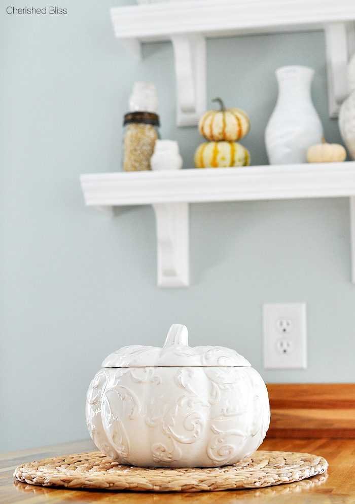 Add a little dining room fall decor to your house for a cozy season full of entertaining your guests!