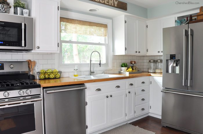 This industrial farmhouse kitchen is both functional and inviting. Stainless steel appliances bring a professional industrial look while adding softer elements offers the comfort of a farmhouse. 