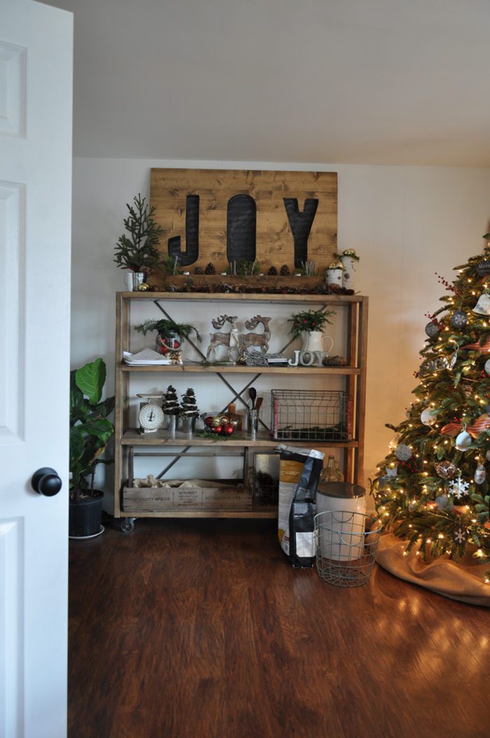 Take a stroll through Ashley of Cherished Bliss' home for a behind the scenes look at her Christmas decor! 