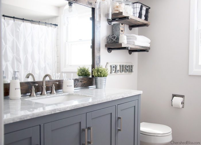 This Industrial Farmhouse Bathroom is the perfect blend of styles and creates such a cozy atmosphere!