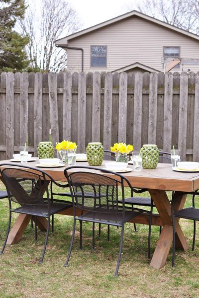Throw a simple outdoor party with these quick tips for Outdoor Entertaining to keep your stress level low and fun-having high!