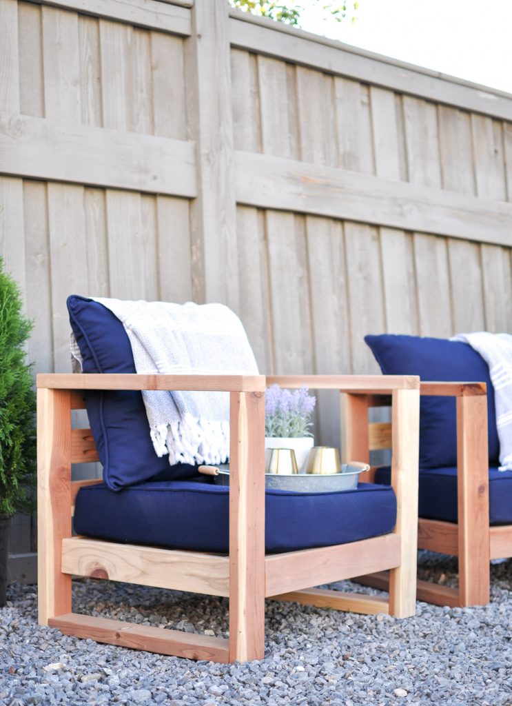 With these easy to follow free plans you can build this beautiful DIY Modern Outdoor Chair using only 2x4's and wood screws!