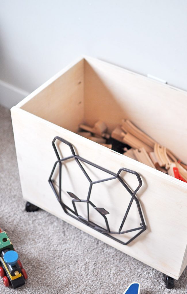 Does your kids room need more organization? Learn how to build this Easy Rolling Toy Box and hide that clutter in a cute way! 
