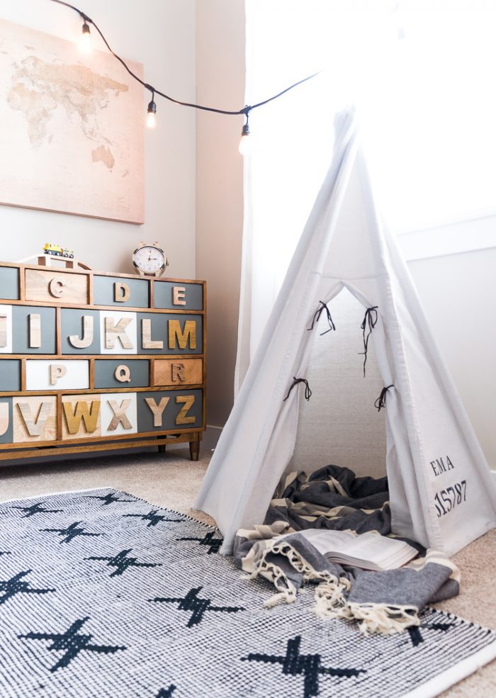 #bigboyroom - Every little boy needs a big boy bedroom at some point or another and this Navy and Gray Big Boy Bedroom is the perfect blend of simple, functional and stylish. 