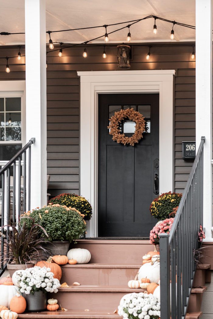Fall Pront Porch Decor with Mums and Pumpkins