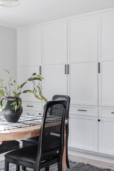 Give your old cabinets a fresh new face with these tips on how to update old cabinets with new doors, completely transforming the whole look!