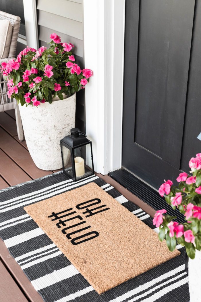 Layered rugs at the front door are the perfect outdoor summer decor. 