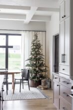 Minimalist Modern Christmas Tree Decor Ideas You'll Love